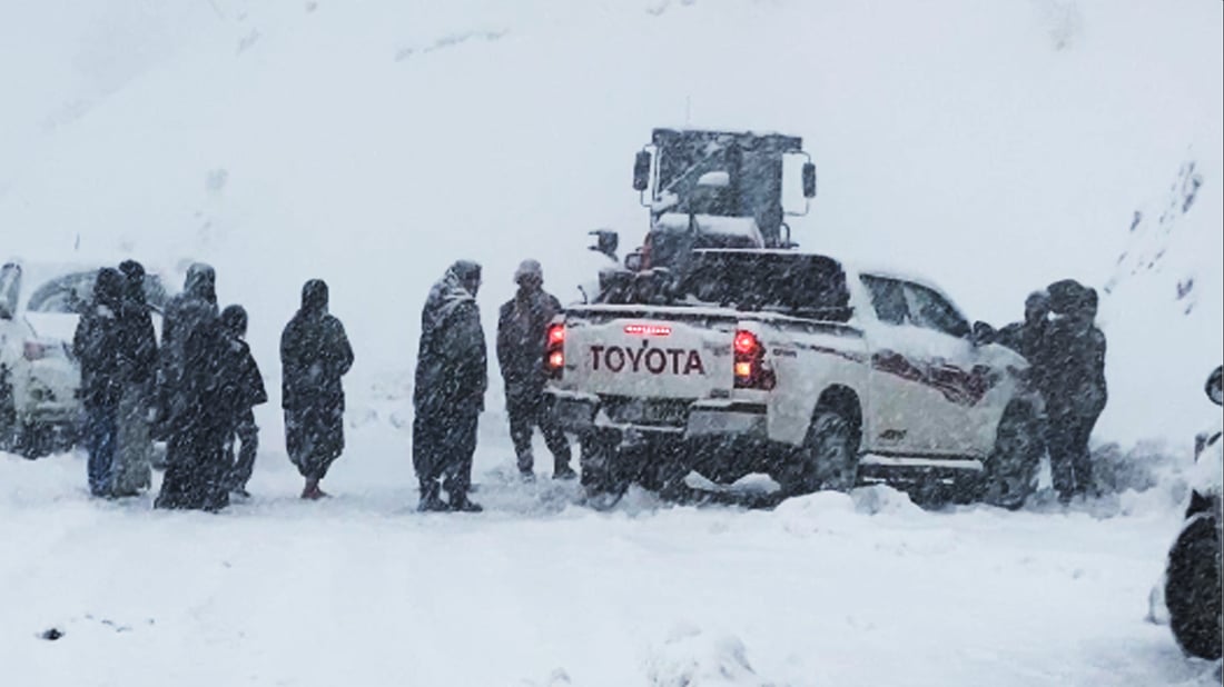 ئەگەر لەناو بەفردا بە ئۆتۆمبێلەوە گیرت خوارد چی دەکەیت؟