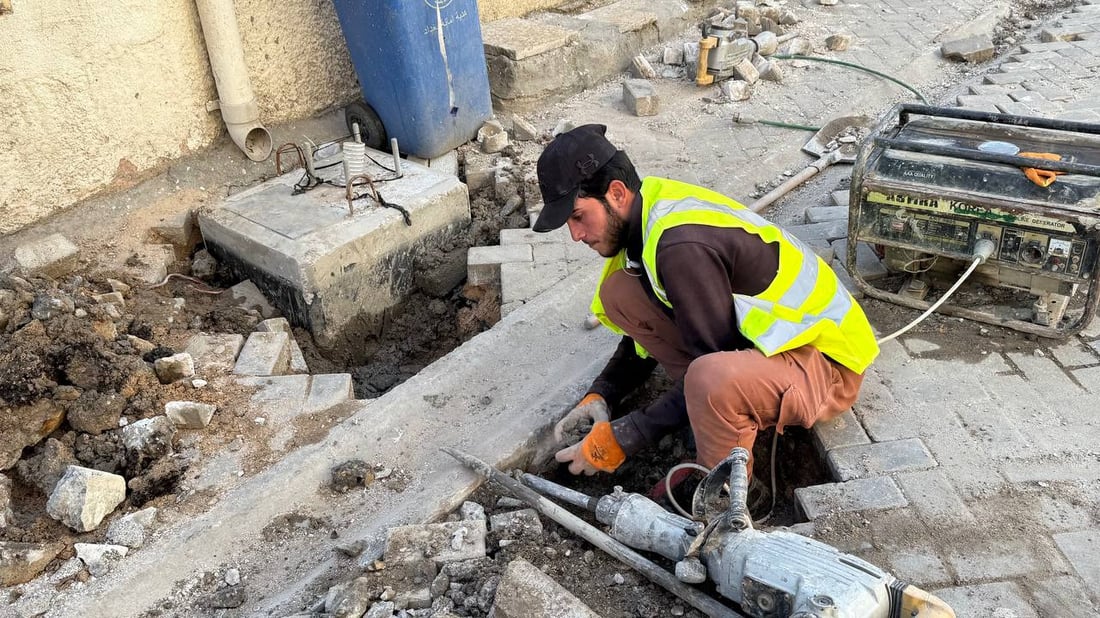 شيوخ أخيار يسهلون المهمة.. الكيبل الضوئي يسير بصعوبة في مدينة الصدر (صور)