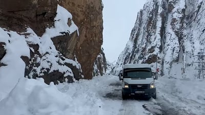 الثلوج تعطّل السير في معبر “سرزيري”.. ودهوك تحاول فتح الطريق قبل الليل (فيديو)