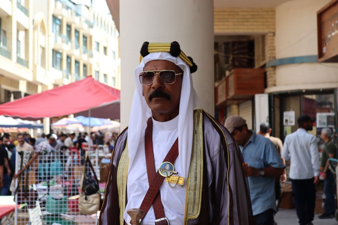 فيديو: بالعقال المُقصب والخنجر المعقوف.. فيصل الأول يتجول في أزقة المتنبي