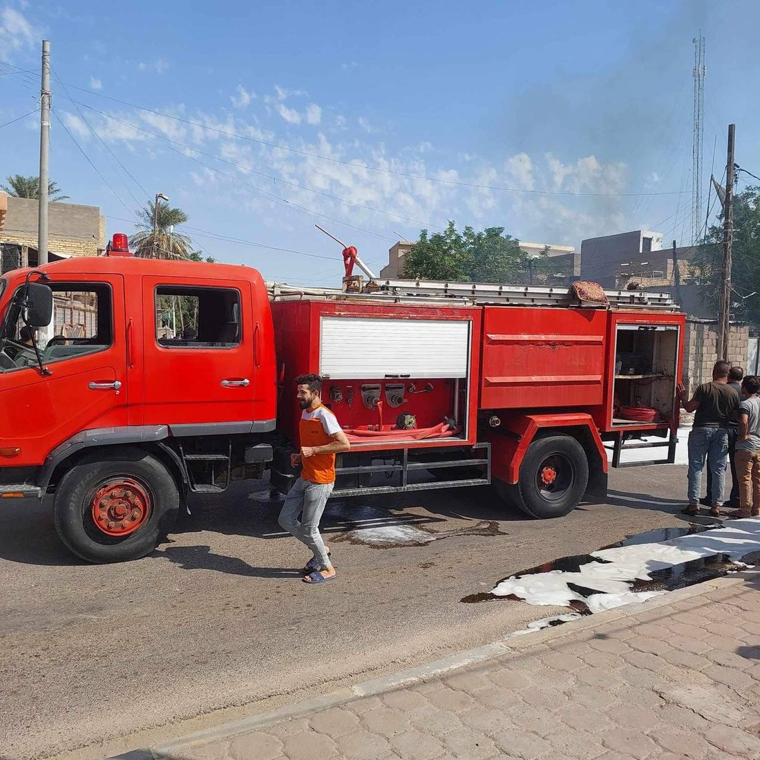 الجيران أنقذوا العامل وسائق الصهريج.. مطافئ الكوت تخمد حريق مولدة كهرباء