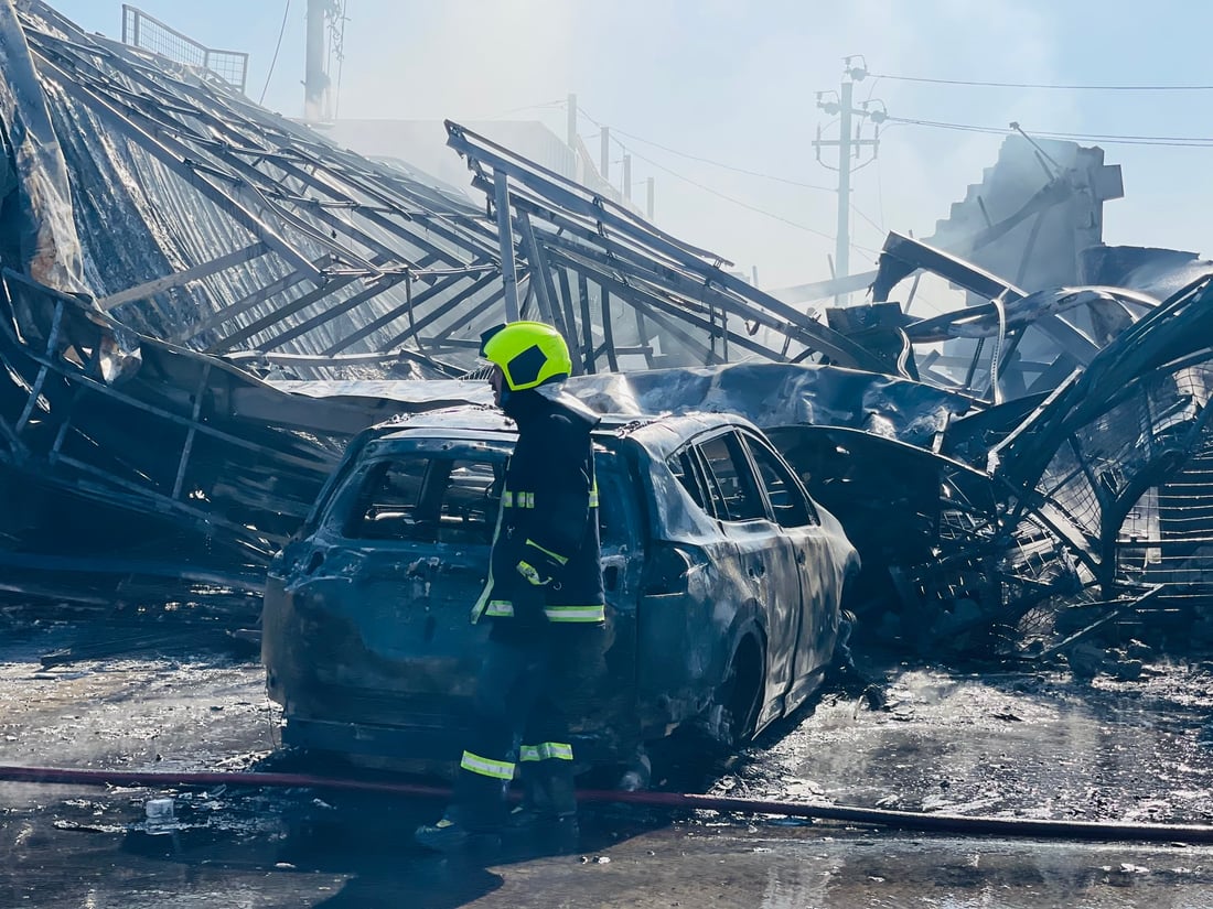 الإطفاء تخمد حريق أربيل الضخم.. شاهد لحظة الانفجار والسيارات المتفحمة