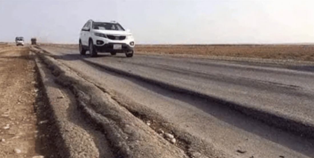 “الإهمال والفساد” يوسعان شبكة الطرق إلى الموت