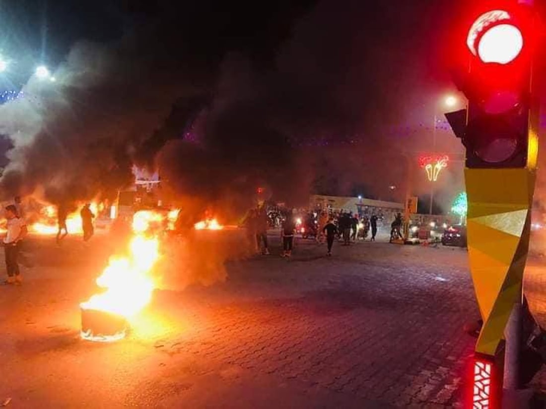 صور: “فوج دراجات الكوت” يغلق التقاطعات بالنار.. احتجاجاً على “سانت ليغو”