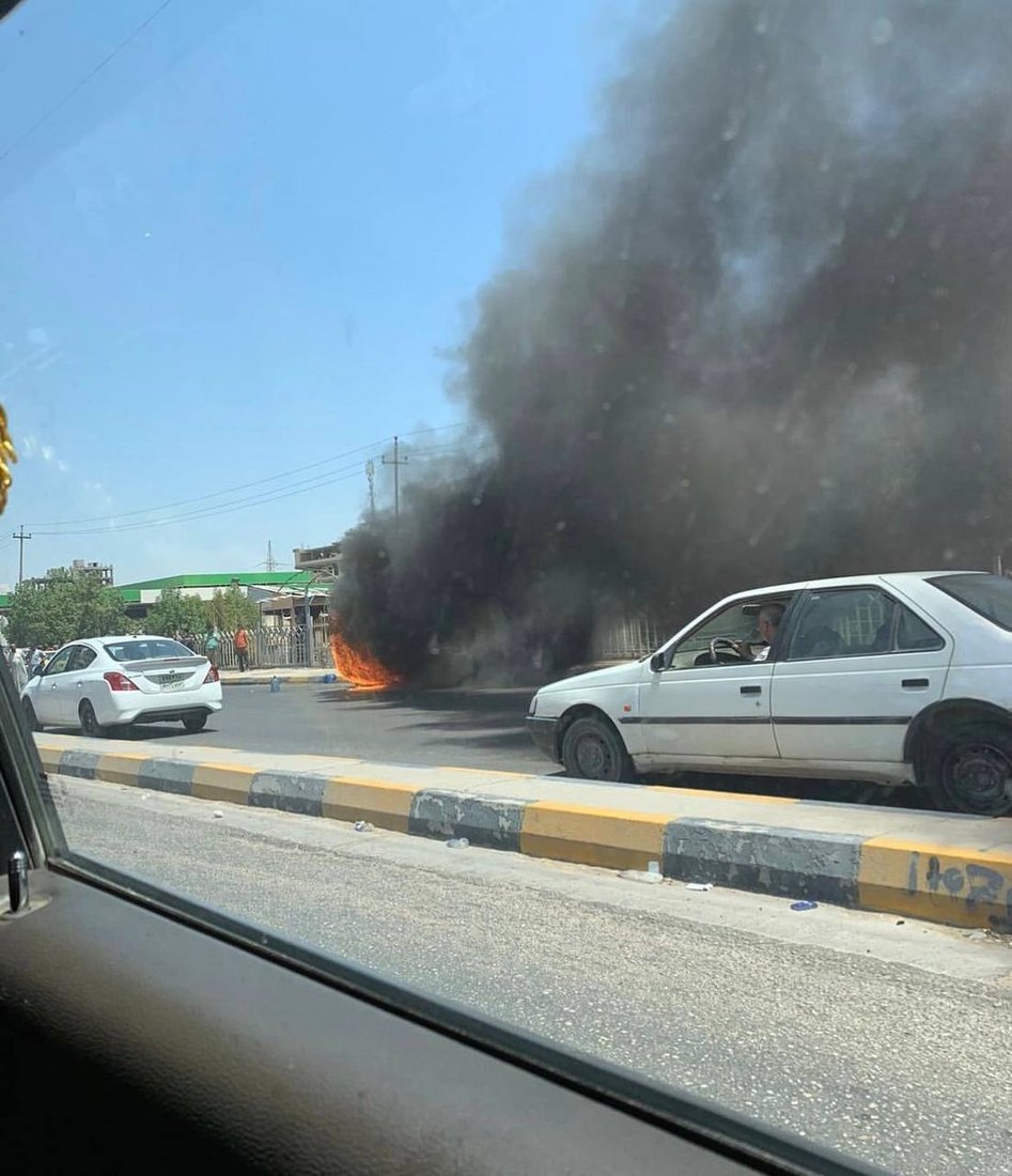 حرارة تموز تحرق “شوفرليت” في شارع أبو صخير بالنجف.. “فزعة” لتعويض السائق (صور)