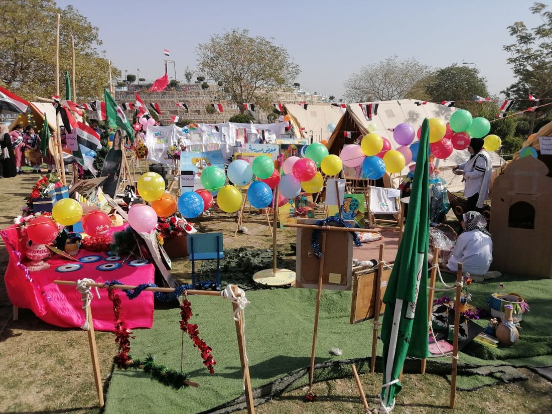 صور: صغيرات بابل يحتفلن تحت شمس الجنائن مع اللوحات والموسيقى