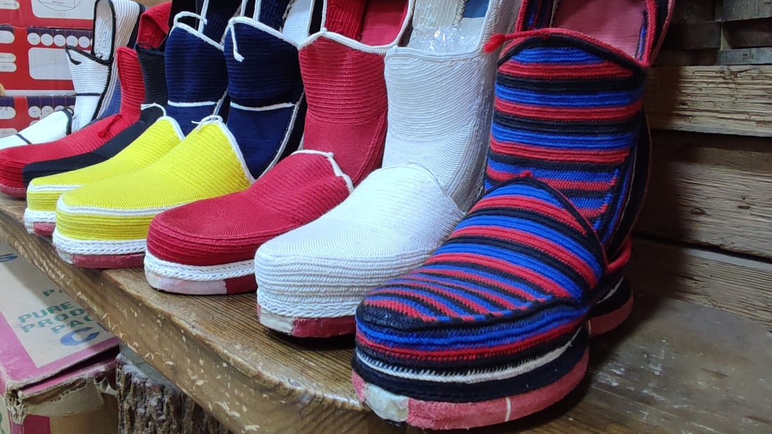 “الأحمر والأسود” مفضل للنساء.. “الكيوة والكلاش” تتجاوز رجال السليمانية (صور)