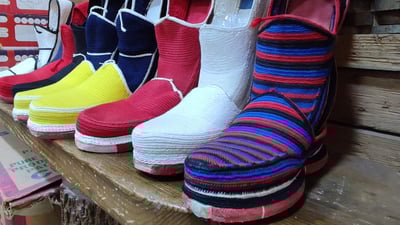 “الأحمر والأسود” مفضل للنساء.. “الكيوة والكلاش” تتجاوز رجال السليمانية (صور)