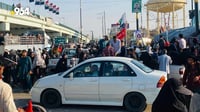 الزوار منهكون في منفذ الشيب.. الحافلات لا تستوعب تدفق ا