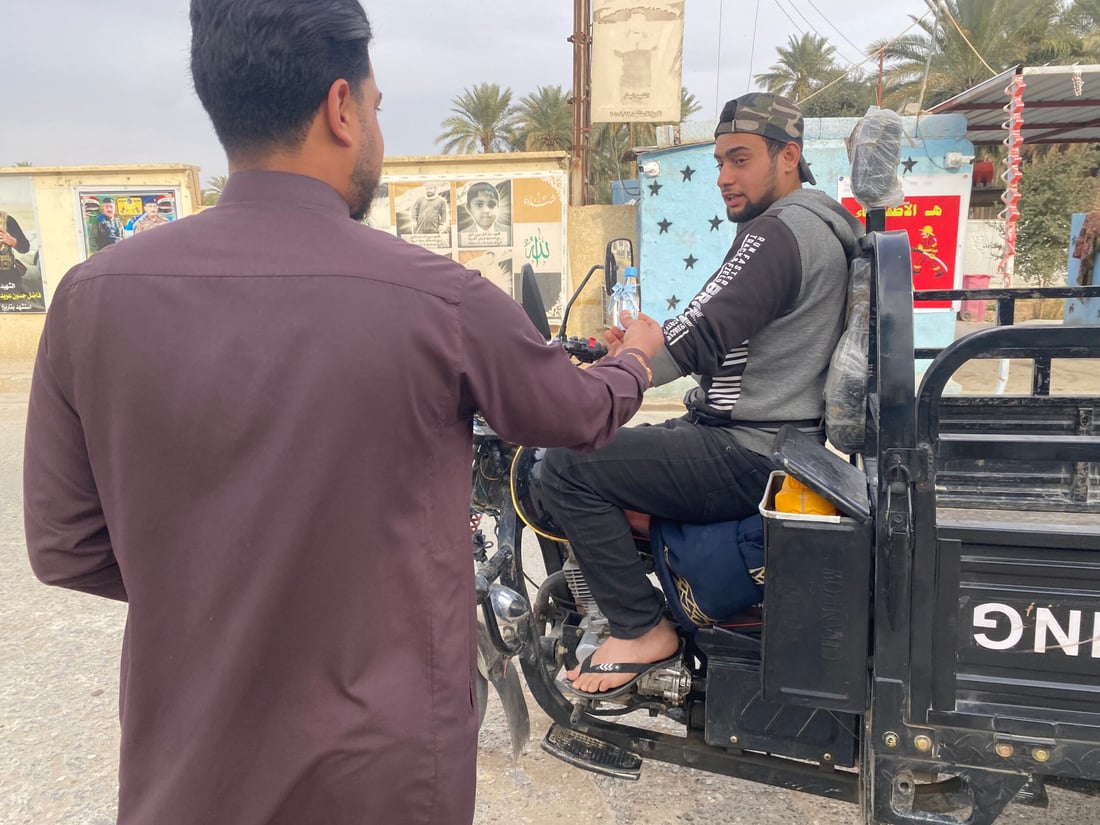 أهل حديثة وجنودها أفطروا بماء زمزم وتمر المدينة المنورة (صور)