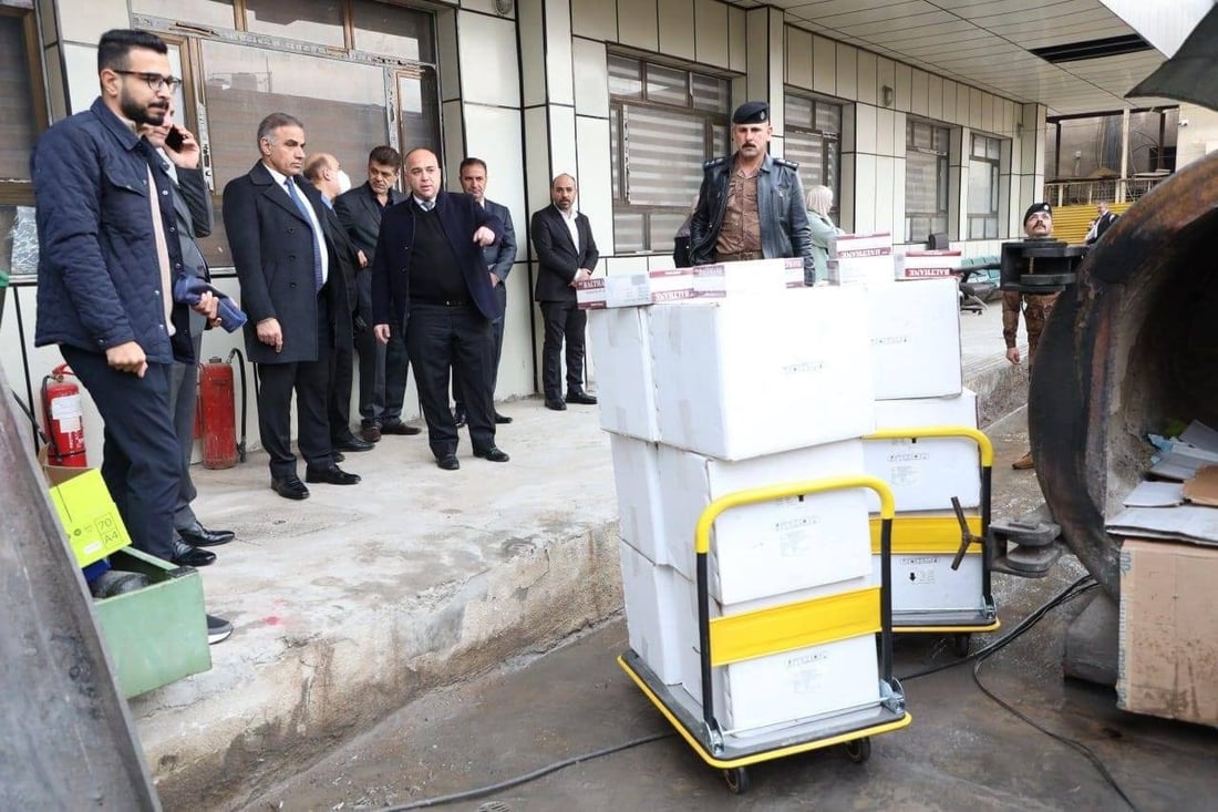 صور من اتلاف مليون حبة مخدرة في بغداد.. فرن عملاق بحضور القضاء والصحة والداخلية