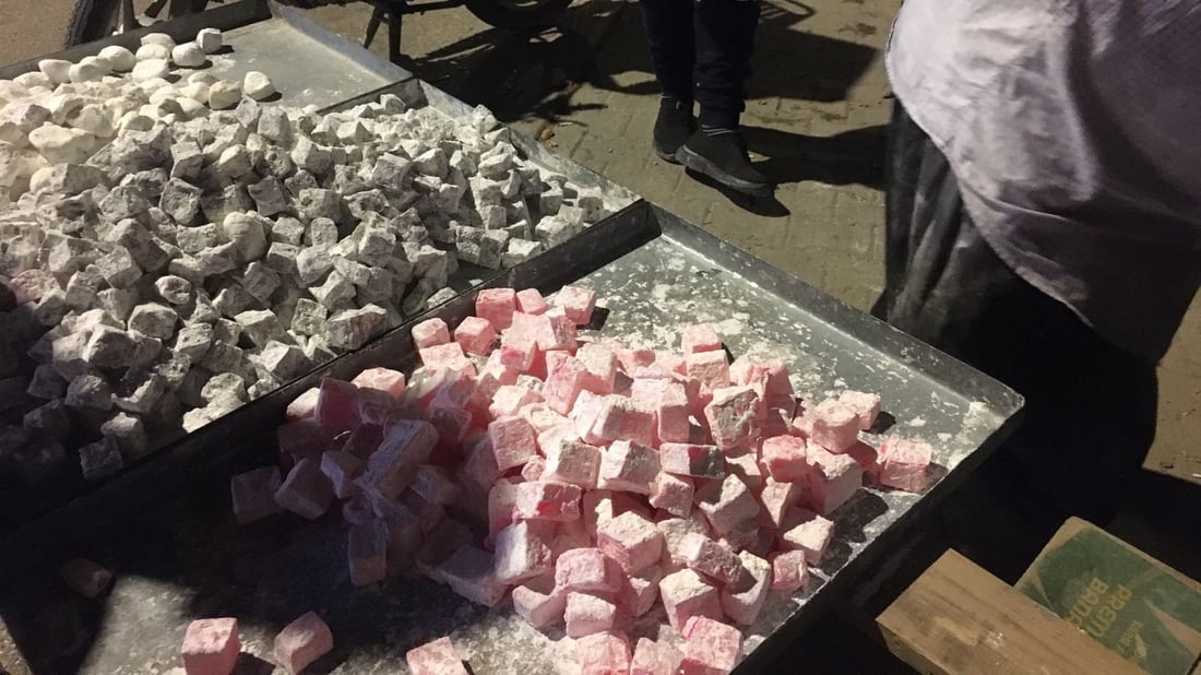 بائع متجول من السليمانية يصل الى أبو الخصيب.. ويقطع 1000 كم لبيع الكرزات (صور)