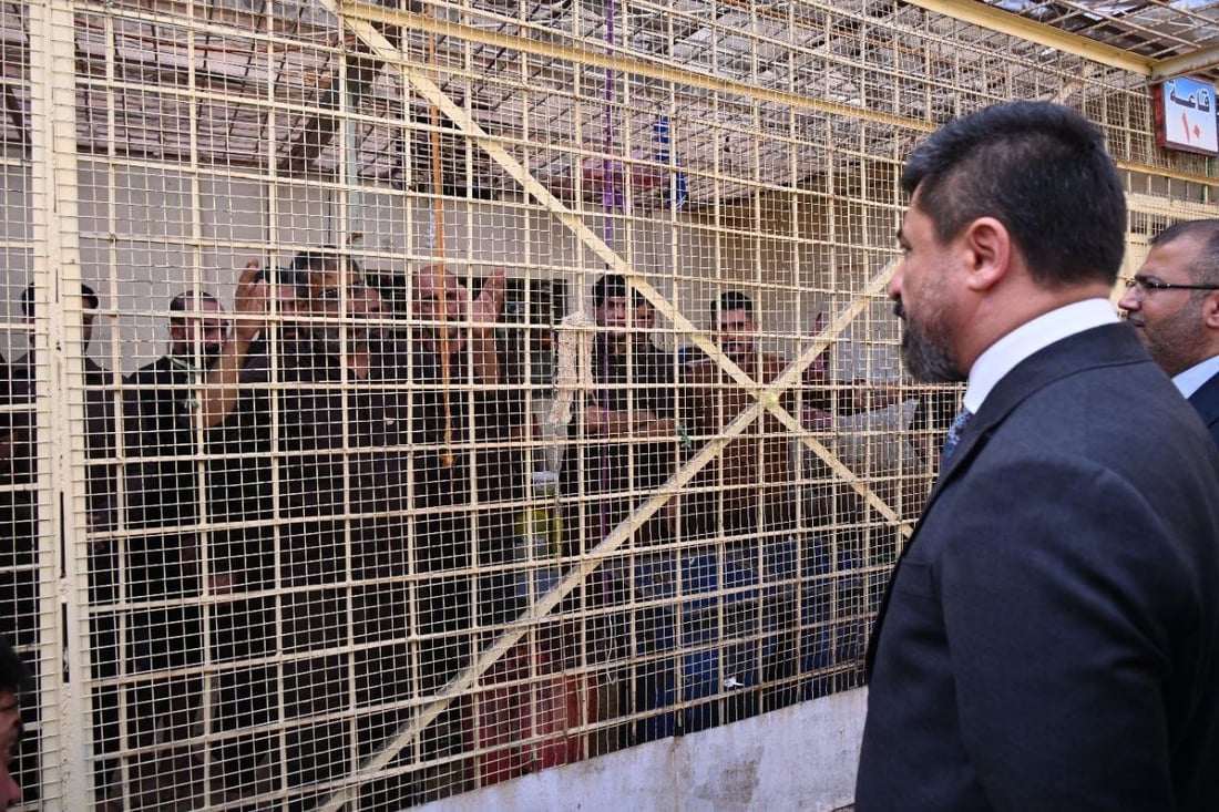 صور: حشود من النزلاء يحدثون وزير العدل من خلف قضبان سجن السماوة المركزي