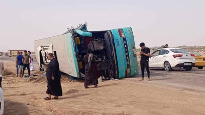 طفلة بُترت يدها وحالات حرجة.. 18 مصاباً بانقلاب باص على طريق غماس – النجف (صور)