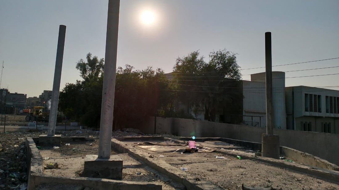 “الوضع لا يطاق والجميع يختنق”.. غازات المجاري تحاصر أهالي حي السلام (صور)