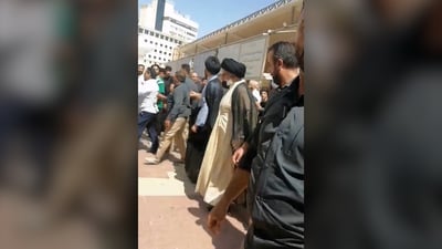 فيديو: ظهور جديد لمقتدى الصدر خلال زيارة مرقد الإمام علي في النجف