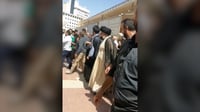 فيديو: ظهور جديد لمقتدى الصدر خلال زيارة مرقد الإمام عل...