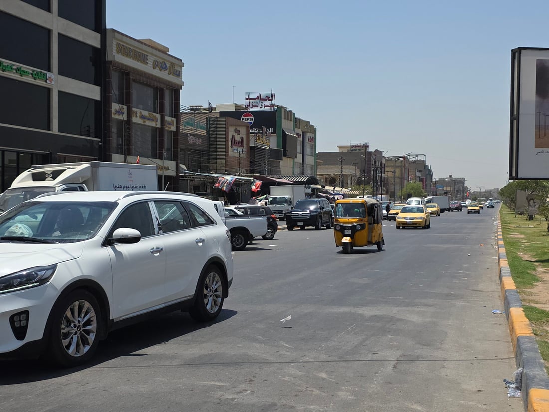 صور من بغداد: السيارات تتحرك بسلاسة نهاراً وتتقاسم الشارع مع المواكب ليلاً