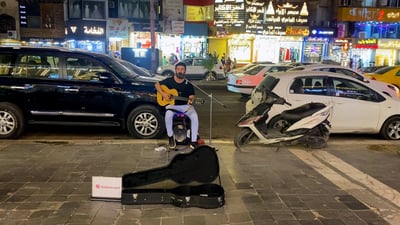 (فيديو) شاب يقتحم أسواق المنصور بالغيتار: معظم أعداء الموسيقى صاروا يتذوقونها