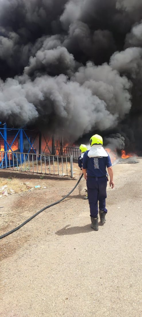 لە بەردەڕەش ئاگر لە کۆگایەکی کەلوپەلی کارەبایی کەوتەوە