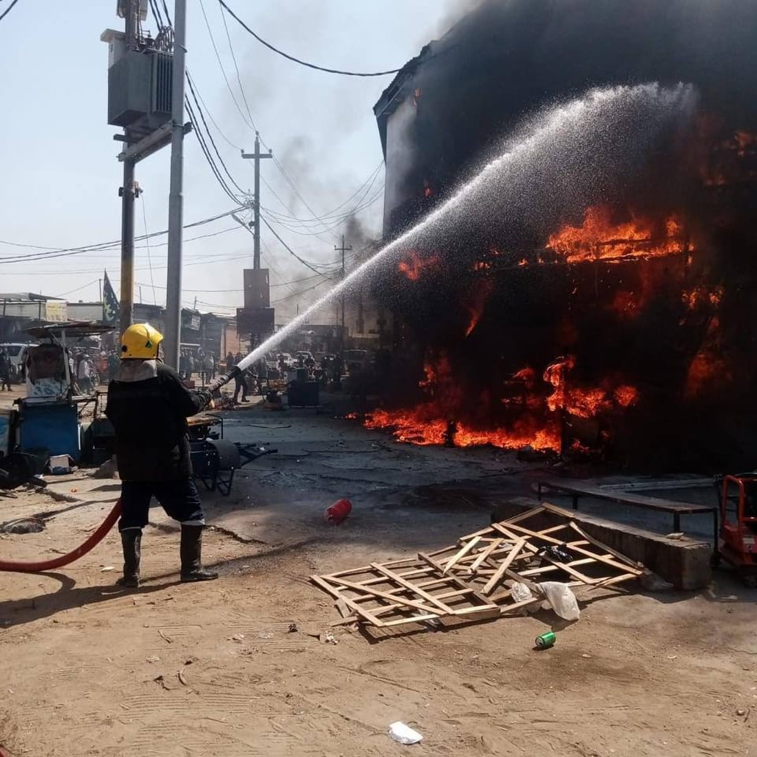 حريق يلتهم محلين في العشار وسط البصرة.. شاهد الدفاع المدني يكافح النيران