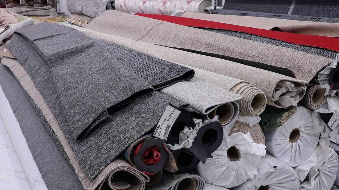 10 موديلات هذا العام والبيع بـ “الشانة”.. صور من سوق المفروشات في الكوت