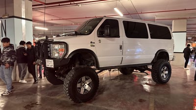 نزیکەی 100 ئۆتۆمبێلی پێشبڕکێ نمایش کران