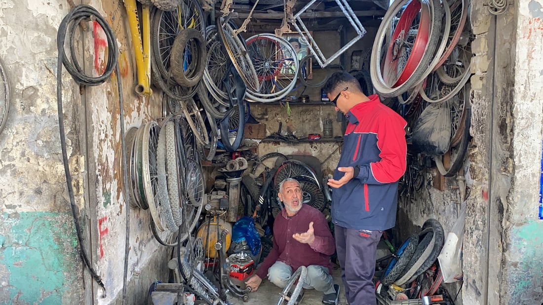 صور:”بايسكلجي” وحيد في الناصرية.. الزبائن يفضلون الدرّاجات الجديدة