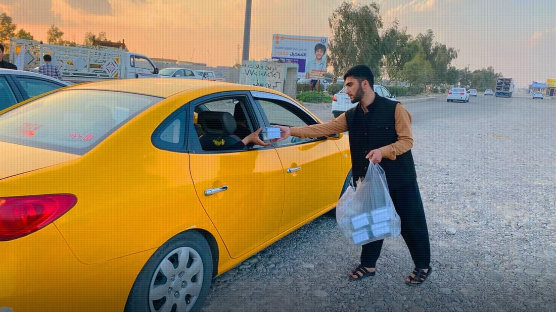 کۆمەڵێک گەنجی خۆبەخش لە رێگای کەرکوک بۆ بەغدا خواردن و ئاو دەدەن بە رێبواران
