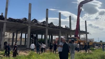 انهيار عمارة في كركوك والدفاع المدني يخرج العمال من تحت الأنقاض