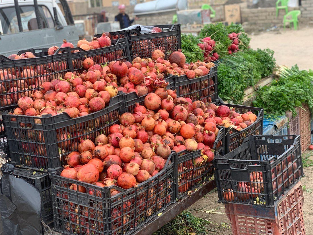 البيع مباشر على جانبي “عوينات”.. رمان عقرة وصل ربيعة والكيلو بـ 500 (صور)
