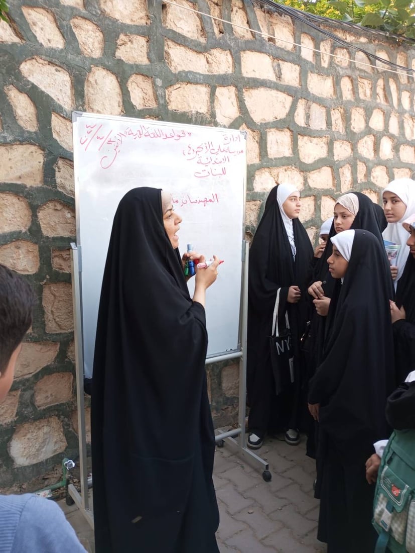 صور مؤثرة: معلمة تراجع لطالبات السادس على باب قاعة الامتحان حتى آخر لحظة