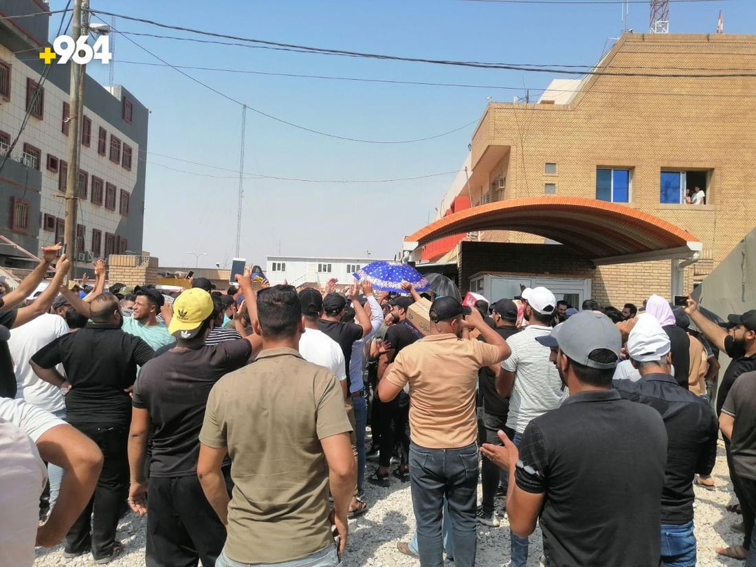 صور من تظاهرة غاضبة وسط الحلة: قراء المقاييس “يأكلون العاگول” منذ شهرين!