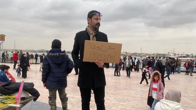 خليجي 25 في البصرة.. لافتات “سكن مجاني” تغزو كورنيش شط العرب