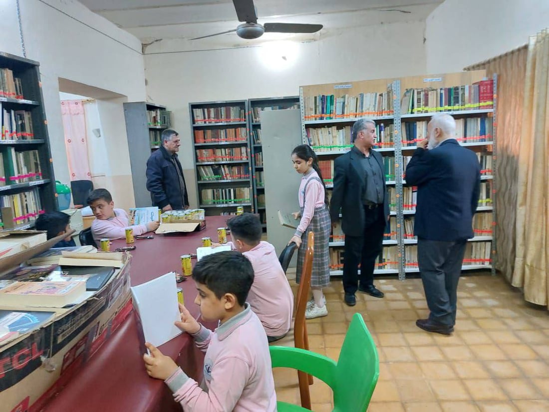 صور: رحلة ممتعة إلى مكتبة هيت العامة.. طلاب يتعلمون آداب استعارة الكتب