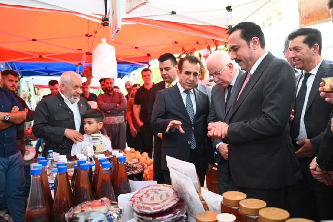 صور: شقلاوة تعرض أفضل ما لديها.. رمان وراشي وعسل وأجبان صنعت في القرى