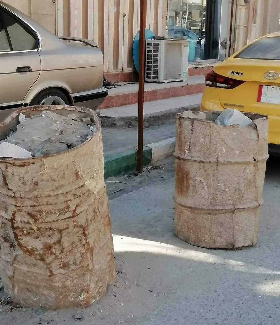 صور: لا مكان لركن السيارات في السماوة.. الأهالي وضعوا براميل مليئة بالحجارة
