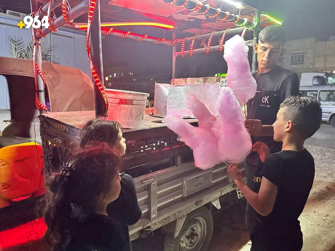 تباع حارّة ليلاً.. أطفال مدينة الصدر يفضّلون “شعر البنات” من عربة مصطفى