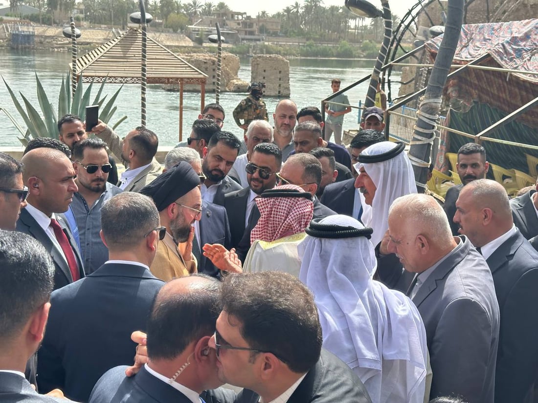 الحكيم يتأمل نواعير هيت وسعيد بأول زيارة للمدينة (صور)