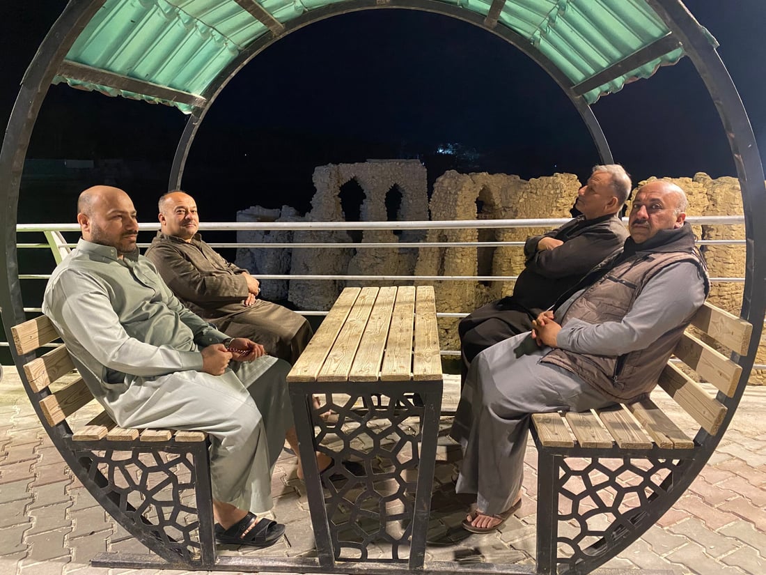 صور من هيت بعد التراويح.. الجميع إلى الكورنيش الهادئ والأركيلة بـ 2000