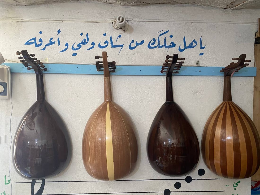 صور من دار “صالح الكويتي” للموسيقى.. ورشة بغدادية لصناعة وبيع العود