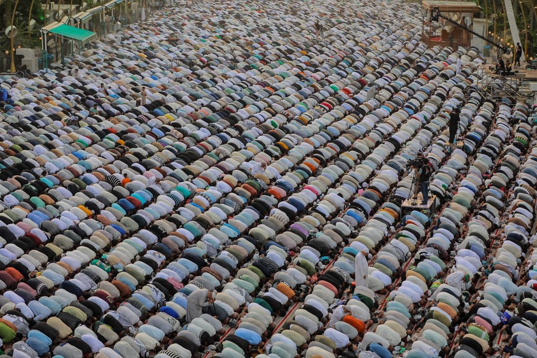 صور من داخل الصحن العلوي بالنجف.. الجموع قدمت لتأدية صلاة العيد