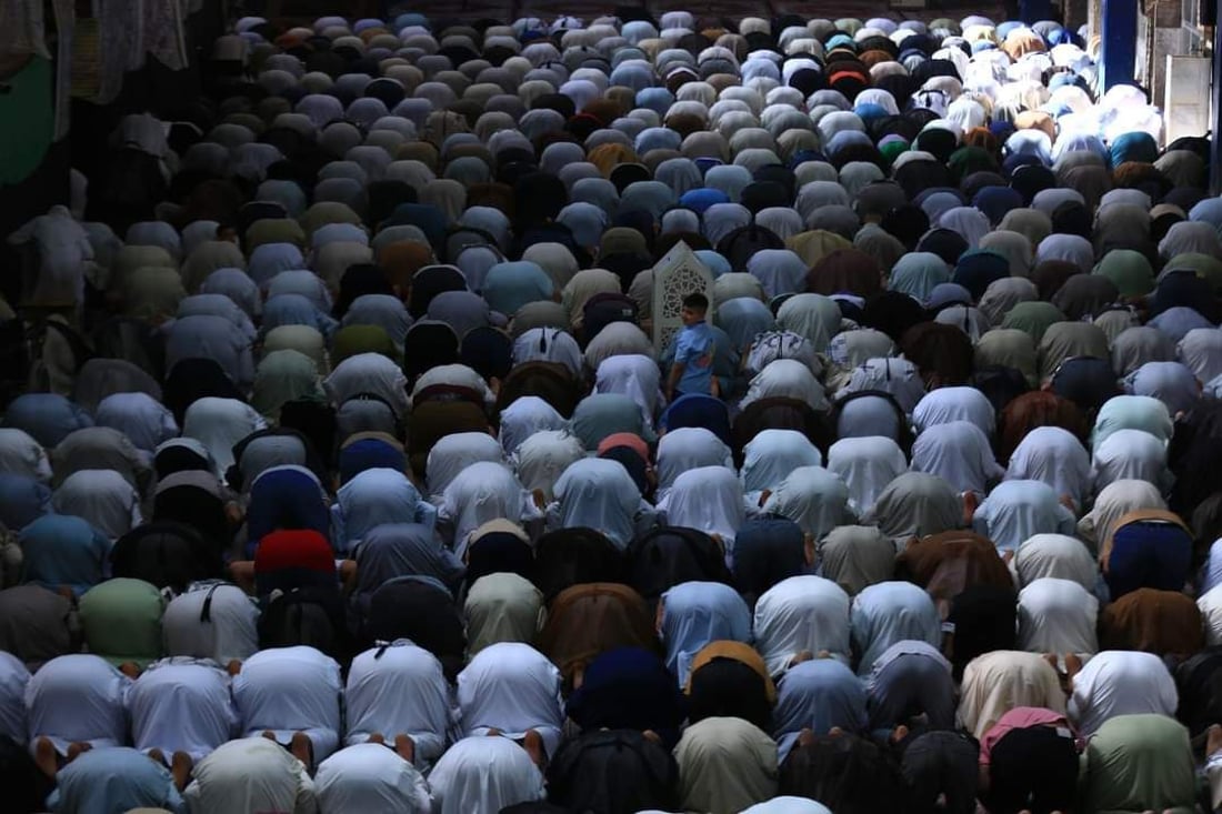 حضور كبير.. صور من صلاة العيد في مرقد الإمام القاسم جنوب بابل
