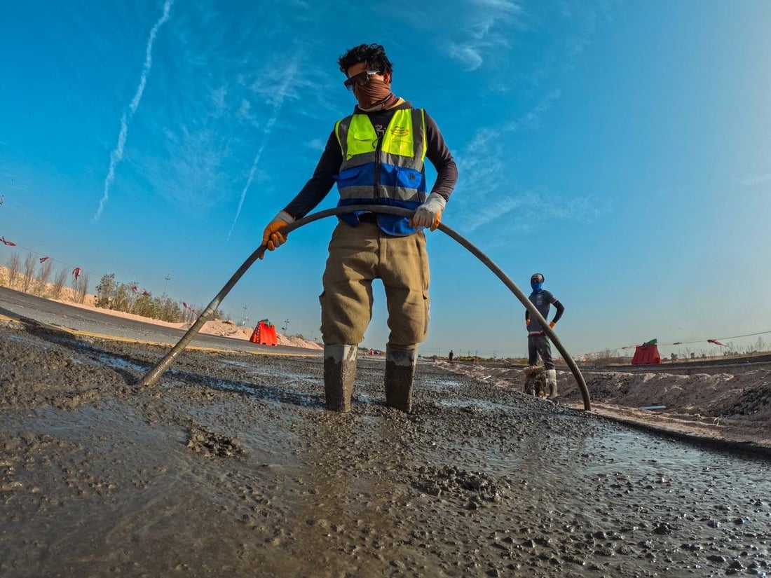 صب وإنارة وأشجار “الجلفلورا”.. صور من أعمال الجزرة على طريق سفوان والزبير