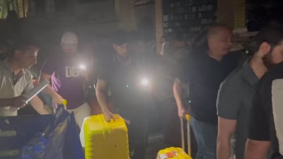 دوکاندارانی بازاڕی قەیسەری کەلوپەلەکانیان دەگوازنەوە