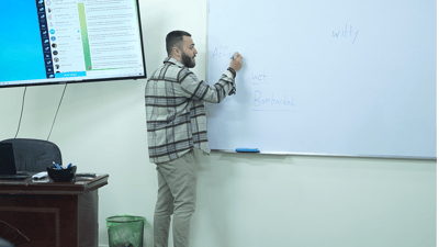 فيديو: شباب وبنات كربلاء يتعلمون الإسبانية والفارسية.. “انكلشرز” يقدم حتى سفرات!