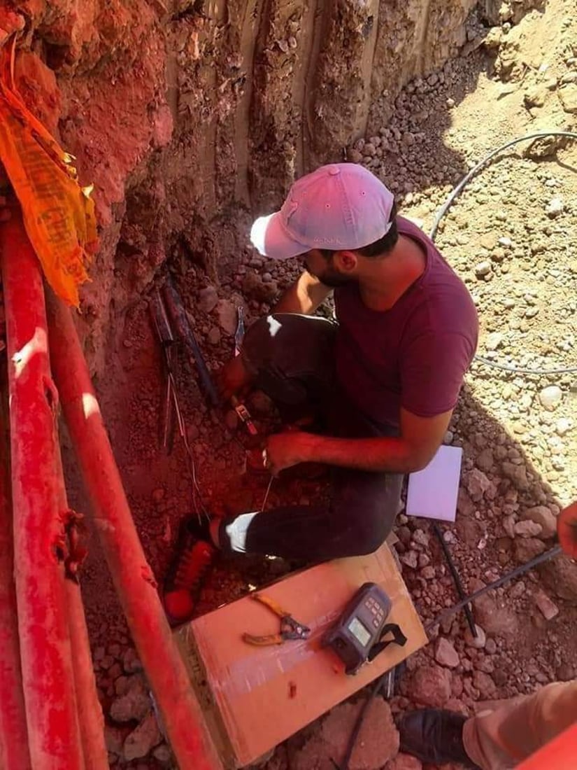 خان بني سعد: سعداء بالكيبل الضوئي.. لكنه أعاد “لعنة الحفر” إلى شوارعنا (صور)