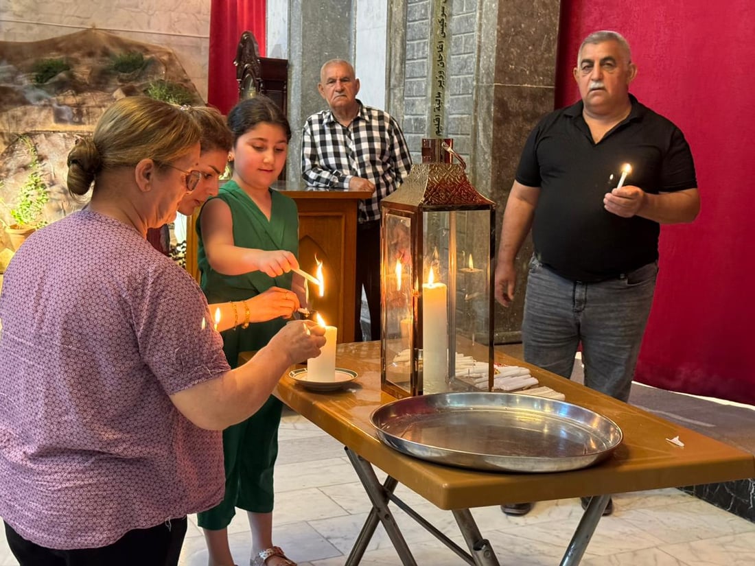 “معجزة تحصل كل عام”.. فيديو لوصول شعلة “النور المقدس” من فلسطين إلى العراق