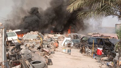 صور: إخماد حريق كاد أن يلتهم عدداً من المنازل وسكراب سيارات في الحلة