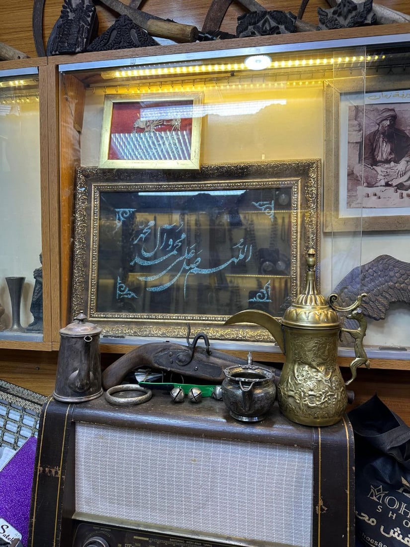 من عكد اليهودي في كربلاء.. أحجار غامضة تلهم حسين ياسر في كتابة مسرحياته (صور)